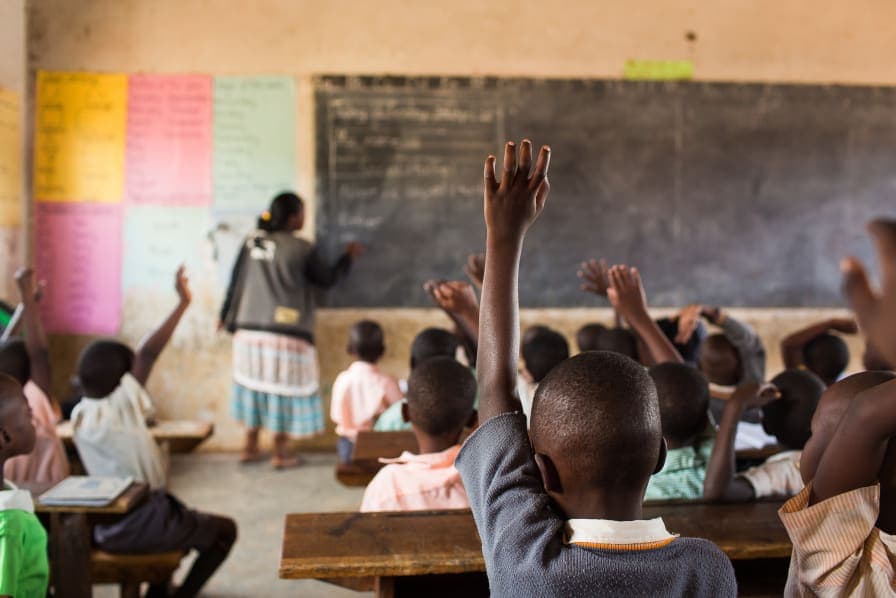 Enfants lisant avec la bibliothèque mobile
